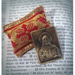 Ochranný přívěsek s kovovou ikonkou Ježíše Krista