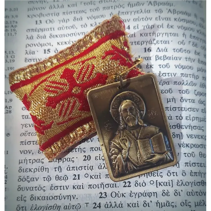 Ochranný přívěsek s kovovou ikonkou Ježíše Krista