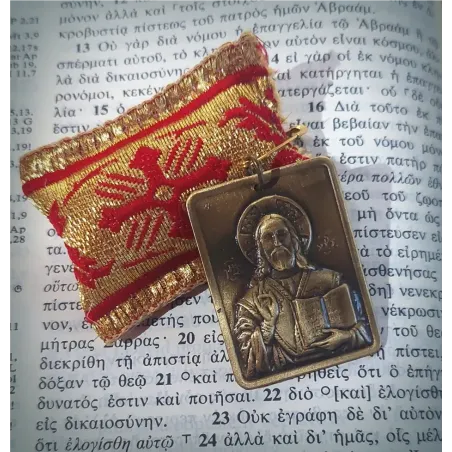 Ochranný přívěsek s kovovou ikonkou Ježíše Krista