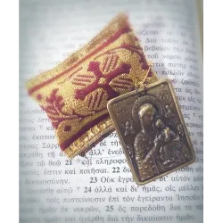 Ochranný přívěsek s kovovou ikonkou Panny Marie