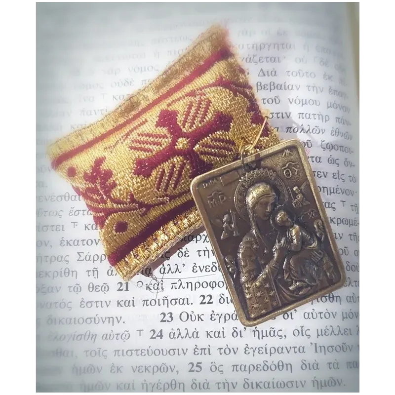 Ochranný přívěsek s kovovou ikonkou Panny Marie