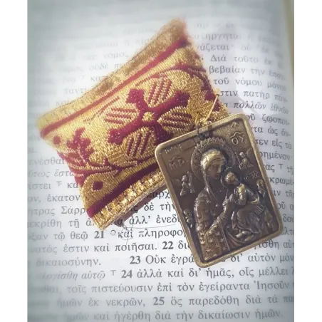 Ochranný přívěsek s kovovou ikonkou Panny Marie