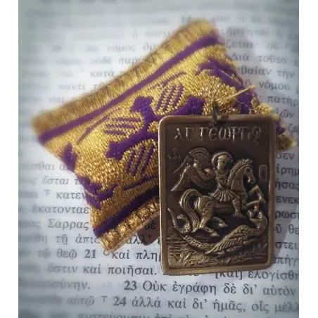 Ochranný přívěsek s kovovou ikonkou sv. Jiří bojujícího s drakem