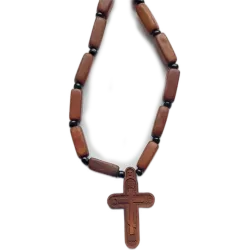 Východní dřevěný kříž s korálky na krk