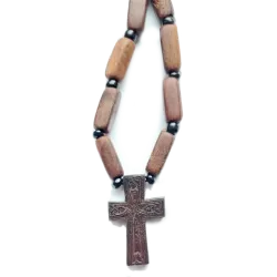 Východní dřevěný kříž s korálky na krk C