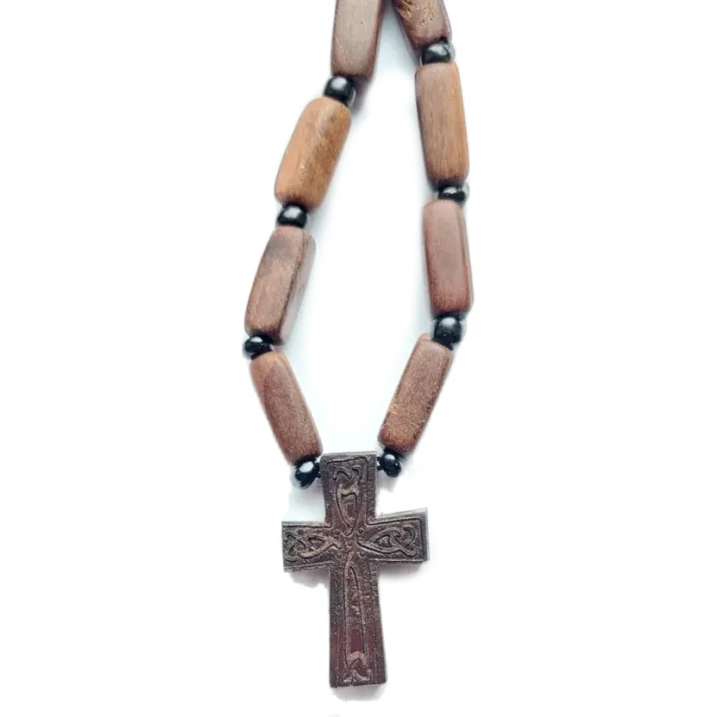 Východní dřevěný kříž s korálky na krk C