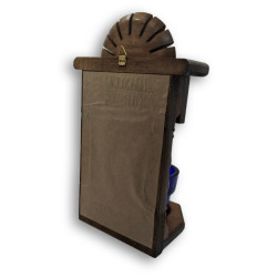 Dřevěný ikonostas s ikonou Krista Pantokratora a skleněným pohárem na olejovou svíčku