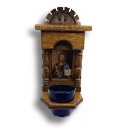 Dřevěný ikonostas s ikonou Krista Pantokratora a skleněným pohárem na olejovou svíčku