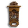 Dřevěný ikonostas s ikonou Krista Pantokratora a skleněným pohárem na olejovou svíčku