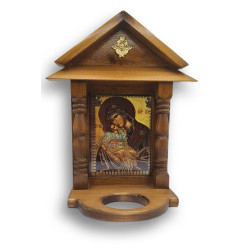 Dřevěný ikonostas s ikonou Panny Marie a skleněným pohárem na svíčku