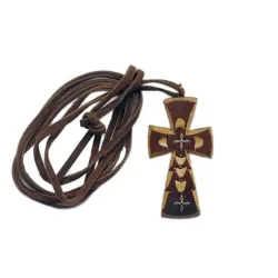 Dřevěný kříž na koženém řemínku s ornamentem