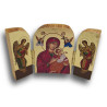 „Objetí uprostřed bolesti“ – Vyřezávaný dřevěný triptych s Pannou Marií Ustavičné pomoci