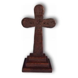 Dřevěný kříž na podstavci – „IC XC NIKA“ (tmavý lak)