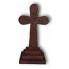 Dřevěný kříž na podstavci – „IC XC NIKA“ (tmavý lak)