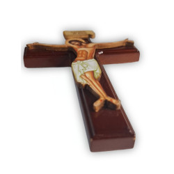 Dřevěný lakovaný kříž – Ukřižovaný Kristus