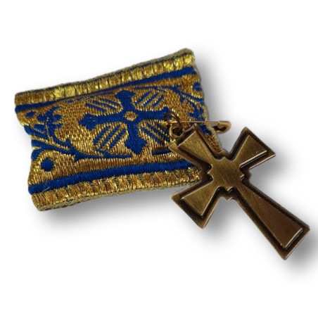 Ochranný přívěsek s kovovým křížem