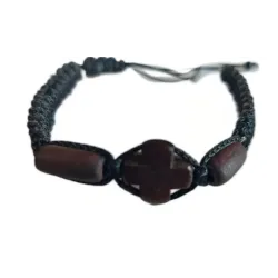 Dřevěný Modlitební Náramek s Vyřezávaným Křížem