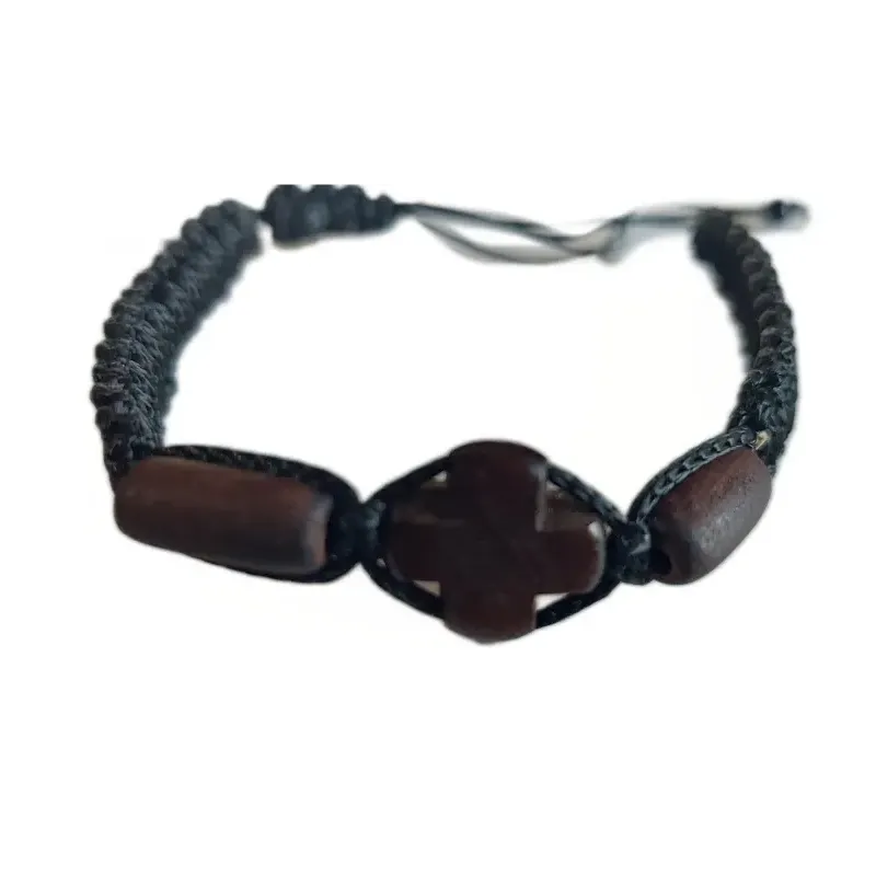 Dřevěný Modlitební Náramek s Vyřezávaným Křížem