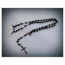 Černý růženec s lesklými korálky a detailním křížkem