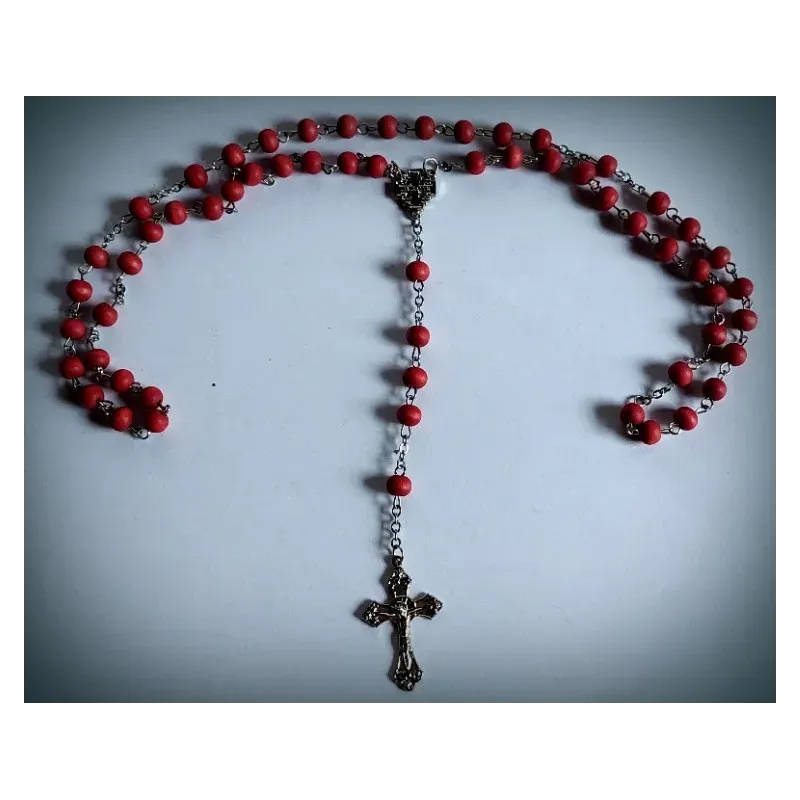 Červený růženec s korálky a detailním křížem