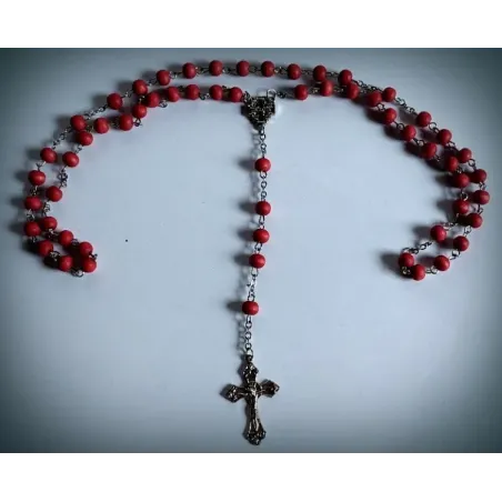 Červený růženec s korálky a detailním křížem