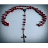 Červený růženec s korálky a detailním křížem