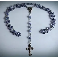 Růženec s  fialovými průsvitnými korálky a detailním křížkem